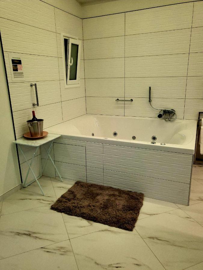 Romantic Deluxe Svite Wise Jacuzzi And Sauna Athènes Extérieur photo
